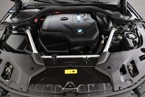 BMW 530 e iA M-SPORT XDRIVE PHEV + CARPLAY + GPS + CAMERA + PDC + CRUISE + LEDER + SCHUIFDAK + ALU 19