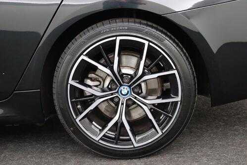 BMW 530 e iA M-SPORT XDRIVE PHEV + CARPLAY + GPS + CAMERA + PDC + CRUISE + LEDER + SCHUIFDAK + ALU 19