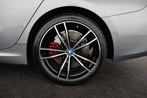 BMW 320 e TOURING SPORT iA  M-SPORT + GPS + LEDER + CARPLAY + CAMERA + PDC + CRUISE + PANO DAK + ALU 18