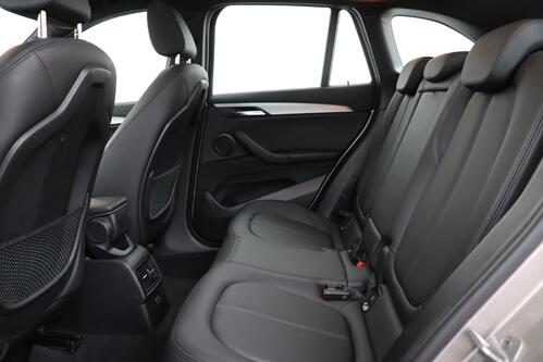 BMW X1 SDRIVE 18i + GPS + LEDER + CARPLAY + PDC + PANO DAK + CRUISE + ALU 