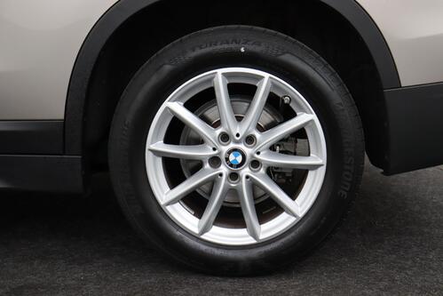 BMW X1 SDRIVE 18i + GPS + LEDER + CARPLAY + PDC + PANO DAK + CRUISE + ALU 