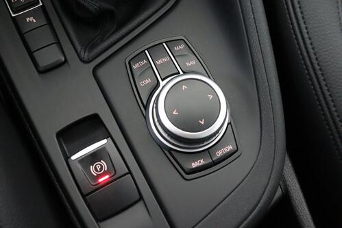 BMW X1 SDRIVE 18i + GPS + LEDER + CARPLAY + PDC + PANO DAK + CRUISE + ALU 