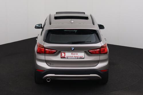 BMW X1 SDRIVE 18i + GPS + LEDER + CARPLAY + PDC + PANO DAK + CRUISE + ALU 