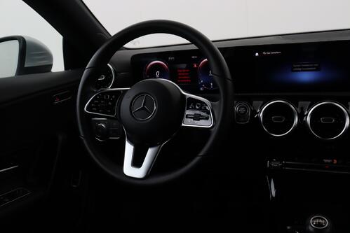 MERCEDES-BENZ CLA 180   BUSINESS SOLUTION i  + GPS + CAMERA + PDC + CRUISE + ALU 