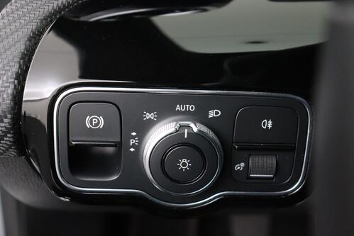 MERCEDES-BENZ CLA 180   BUSINESS SOLUTION i  + GPS + CAMERA + PDC + CRUISE + ALU 