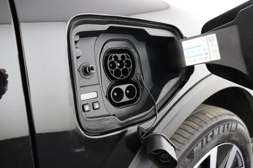 RENAULT Megane E-Tech *EVOLUTION ER EV60 SUPER CHARGE 60 kWh + A/T + GPS + CARPLAY +CAMERA + PDC + CRUISE(ACC) + ALU 18