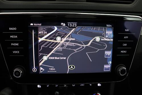 SKODA Superb *COMBI SPORTLINE 1.4TSI iV DSG6 + GPS + CARPLAY + CAMERA + PDC + LEDER/ALCANTARA + PANO DAK + ALU 18