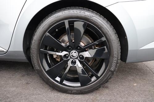 SKODA Superb *COMBI SPORTLINE 1.4TSI iV DSG6 + GPS + CARPLAY + CAMERA + PDC + LEDER/ALCANTARA + PANO DAK + ALU 18