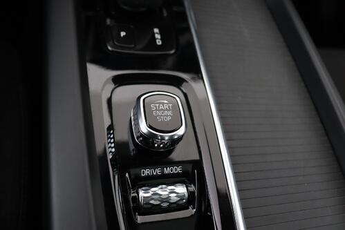 VOLVO XC60 *INSCRIPTION EXPR.2.0T6 RECHARGE e-AWD GEARTRONIC + GPS + CARPLAY + CAMERA +PDC + PANO DAK + CRUISE + ALU 18