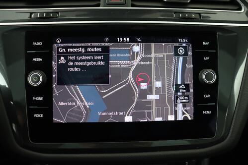 VOLKSWAGEN Tiguan *COMFORTLINE 1.5TSI ACT DSG7 + GPS + LEDER + CARPLAY + CAMERA + PDC + PANO DAK + CRUISE(ACC) + ALU 17 + TREKHAAK 