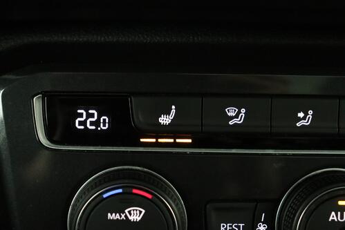 VOLKSWAGEN Tiguan *COMFORTLINE 1.5TSI ACT DSG7 + GPS + LEDER + CARPLAY + CAMERA + PDC + PANO DAK + CRUISE(ACC) + ALU 17 + TREKHAAK 