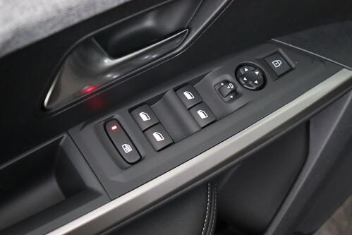 PEUGEOT 3008 ALLURE 1.2 PUERTECH HYBRID EAT8 + GPS + CARPLAY + CAMERA + PDC + CRUISE (ACC) + ALU 19