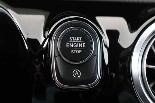 MERCEDES-BENZ CLA 180 *AMG-LINE iA 7G-DCT + GPS + LEDER/ALCANTARA + CAMERA + PDC + CRUISE + ALU 18