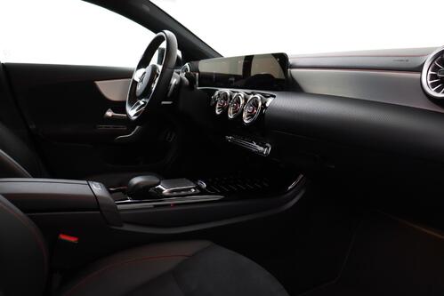 MERCEDES-BENZ CLA 180 *AMG-LINE iA 7G-DCT + GPS + LEDER/ALCANTARA + CAMERA + PDC + CRUISE + ALU 18