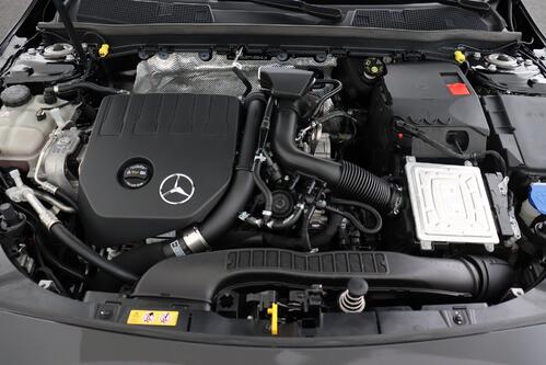 MERCEDES-BENZ CLA 180 *AMG-LINE iA 7G-DCT + GPS + LEDER/ALCANTARA + CAMERA + PDC + CRUISE + ALU 18