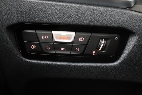 BMW 330 G20 e iA M-SPORT + GPS + CARPLAY + PDC + CRUISE(ACC) + ALU 17 + TREKHAAK 