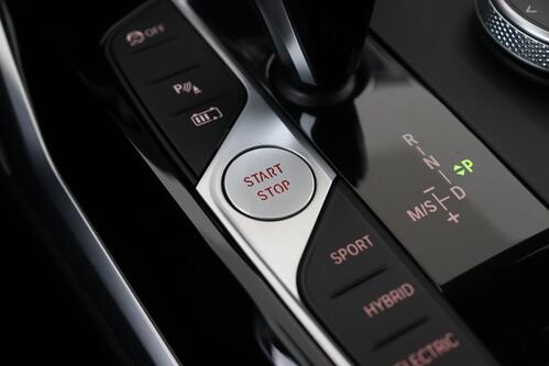 BMW 330 G20 e iA M-SPORT + GPS + CARPLAY + PDC + CRUISE(ACC) + ALU 17 + TREKHAAK 