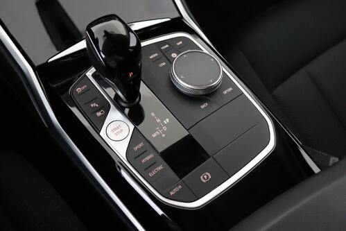 BMW 330 G20 e iA M-SPORT + GPS + CARPLAY + PDC + CRUISE(ACC) + ALU 17 + TREKHAAK 