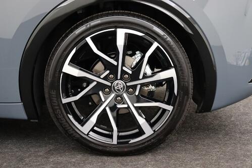 TOYOTA Prius 2.0i PHEV CVT + GPS + CAMERA + PDC + CRUISE (ACC) + PANO + ALU 