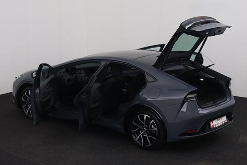 TOYOTA Prius 2.0i PHEV CVT + GPS + CAMERA + PDC + CRUISE (ACC) + PANO + ALU 