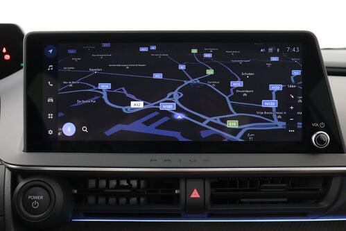 TOYOTA Prius 2.0i PHEV CVT + GPS + CAMERA + PDC + CRUISE (ACC) + PANO + ALU 