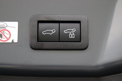 TOYOTA Prius 2.0i PHEV CVT + GPS + CAMERA + PDC + CRUISE (ACC) + PANO + ALU 