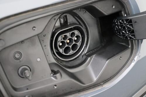 TOYOTA Prius 2.0i PHEV CVT + GPS + CAMERA + PDC + CRUISE (ACC) + PANO + ALU 