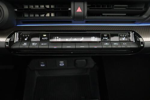 TOYOTA Prius 2.0i PHEV CVT + GPS + CAMERA + PDC + CRUISE (ACC) + PANO + ALU 