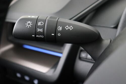 TOYOTA Prius 2.0i PHEV CVT + GPS + CAMERA + PDC + CRUISE (ACC) + PANO + ALU 