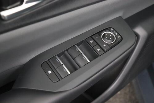 TOYOTA Prius 2.0i PHEV CVT + GPS + CAMERA + PDC + CRUISE (ACC) + PANO + ALU 