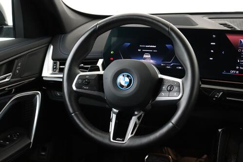 BMW iX1 20 e-DRIVE M-SPORT 66.5 kWh + A/T + GPS + CAMERA + LEDER/ALCANTARA + PDC + CRUISE + PANO DAK + ALU 19