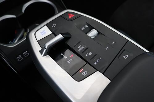 BMW iX1 20 e-DRIVE M-SPORT 66.5 kWh + A/T + GPS + CAMERA + LEDER/ALCANTARA + PDC + CRUISE + PANO DAK + ALU 19