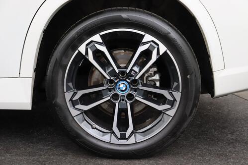 BMW iX1 20 e-DRIVE M-SPORT 66.5 kWh + A/T + GPS + CAMERA + LEDER/ALCANTARA + PDC + CRUISE + PANO DAK + ALU 19