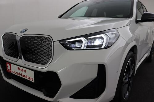 BMW iX1 20 e-DRIVE M-SPORT 66.5 kWh + A/T + GPS + CAMERA + LEDER/ALCANTARA + PDC + CRUISE + PANO DAK + ALU 19
