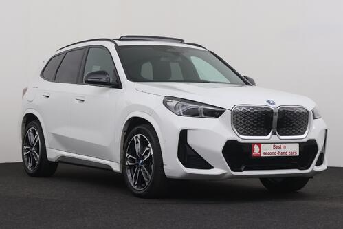 BMW iX1 20 e-DRIVE M-SPORT 66.5 kWh + A/T + GPS + CAMERA + LEDER/ALCANTARA + PDC + CRUISE + PANO DAK + ALU 19