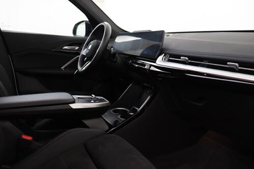 BMW iX1 20 e-DRIVE M-SPORT 66.5 kWh + A/T + GPS + CAMERA + LEDER/ALCANTARA + PDC + CRUISE + PANO DAK + ALU 19