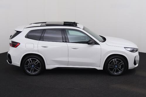 BMW iX1 20 e-DRIVE M-SPORT 66.5 kWh + A/T + GPS + CAMERA + LEDER/ALCANTARA + PDC + CRUISE + PANO DAK + ALU 19