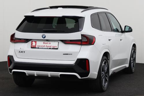 BMW iX1 20 e-DRIVE M-SPORT 66.5 kWh + A/T + GPS + CAMERA + LEDER/ALCANTARA + PDC + CRUISE + PANO DAK + ALU 19