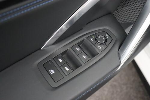 BMW iX1 20 e-DRIVE M-SPORT 66.5 kWh + A/T + GPS + CAMERA + LEDER/ALCANTARA + PDC + CRUISE + PANO DAK + ALU 19