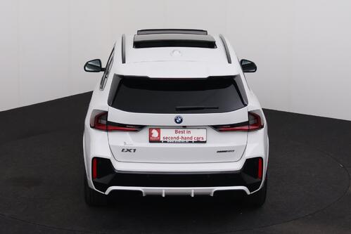 BMW iX1 20 e-DRIVE M-SPORT 66.5 kWh + A/T + GPS + CAMERA + LEDER/ALCANTARA + PDC + CRUISE + PANO DAK + ALU 19