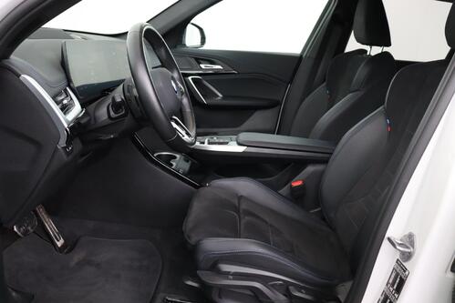 BMW iX1 20 e-DRIVE M-SPORT 66.5 kWh + A/T + GPS + CAMERA + LEDER/ALCANTARA + PDC + CRUISE + PANO DAK + ALU 19