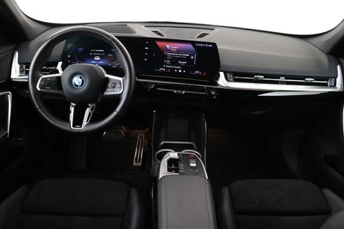 BMW iX1 20 e-DRIVE M-SPORT 66.5 kWh + A/T + GPS + CAMERA + LEDER/ALCANTARA + PDC + CRUISE + PANO DAK + ALU 19