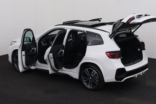 BMW iX1 20 e-DRIVE M-SPORT 66.5 kWh + A/T + GPS + CAMERA + LEDER/ALCANTARA + PDC + CRUISE + PANO DAK + ALU 19