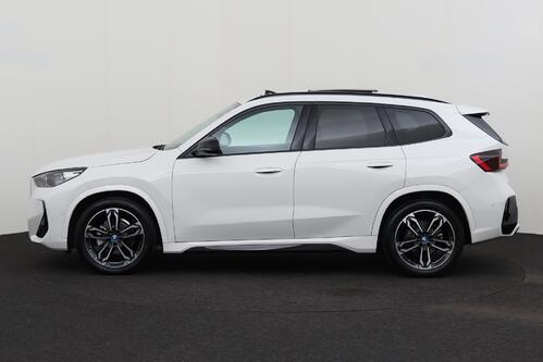 BMW iX1 20 e-DRIVE M-SPORT 66.5 kWh + A/T + GPS + CAMERA + LEDER/ALCANTARA + PDC + CRUISE + PANO DAK + ALU 19