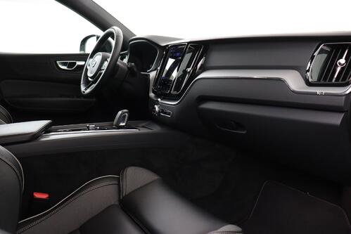 VOLVO XC60 2.0 B4 R-DESIGN  GEARTRONIC + GPS + HALF/ LEDER + CAMERA + PDC + CRUISE + ALU + TREKHAAK 