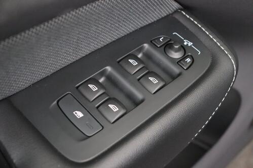 VOLVO XC60 2.0 B4 R-DESIGN  GEARTRONIC + GPS + HALF/ LEDER + CAMERA + PDC + CRUISE + ALU + TREKHAAK 