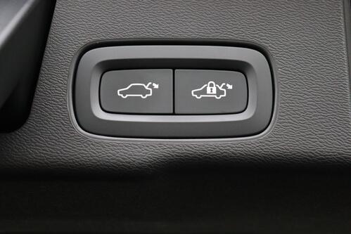 VOLVO XC60 2.0 B4 R-DESIGN  GEARTRONIC + GPS + HALF/ LEDER + CAMERA + PDC + CRUISE + ALU + TREKHAAK 