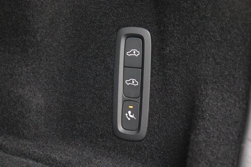 VOLVO XC60 2.0 B4 R-DESIGN  GEARTRONIC + GPS + HALF/ LEDER + CAMERA + PDC + CRUISE + ALU + TREKHAAK 