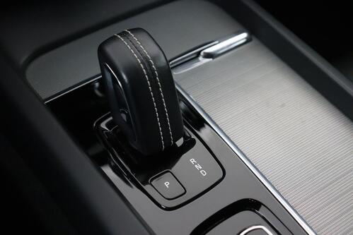 VOLVO XC60 2.0 B4 R-DESIGN  GEARTRONIC + GPS + HALF/ LEDER + CAMERA + PDC + CRUISE + ALU + TREKHAAK 