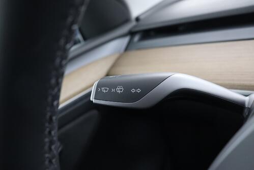 TESLA Model Y LONG RANGE DUAL MOTOR AWD 78.8 kWh + A/T + GPS + LEDER + CAMERA + PANO DAK + CRUISE + ALU 19